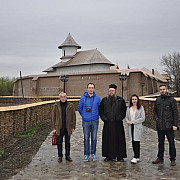 jurnalisti basarabeni in vizita la  manastirea turnu targsoru vechiprahova