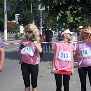 reginele alergarii au colorat breaza in roz foto