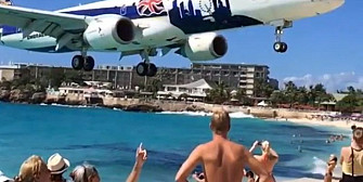 filmul uimitor in care un avion trece chiar pe deasupra unei plaje pline de turisti