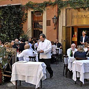 un consul roman a refuzat sa achite consumatia intr-un restaurant din roma