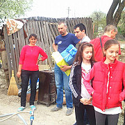 lectie de viata 26 de elevi campineni de la scoala bp hasdeu au pus piatra de temelie a casei unei familii din comarnic