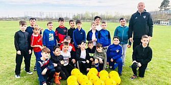fundatia alexandrion alaturi de copiii care fac fotbal in cadrul clubului prahova ploiesti