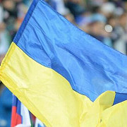drapelul ucrainei arborat pe una din cele mai inalte cladiri de pe cheiul moscovei