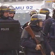 interventie in forta a trupelor speciale franceze intr-o suburbie din paris