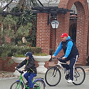 primarul interimar cristian ganea pe bicicleta in centrul orasului
