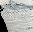 un iceberg imens s-a desprins de calota glaciara si pluteste in oceanul antarctic