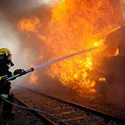 locomotiva unui tren de marfa cu 43 de vagoane a luat foc in mers