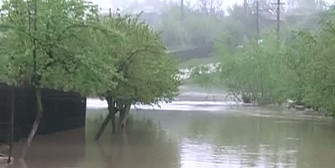 bilantul inundatiilor 1184 persoane evacuate peste 2000 case inundate si 83 drumuri afectate