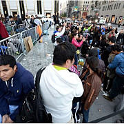 mii de oameni stau la cozi sa-si cumpere telefon mobil