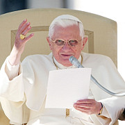 papa benedict a parasit vaticanul