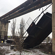 trafic feroviar blocat pasarela metalica prabusita peste calea ferata la gara de vest din ploiesti foto