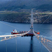 norvegia are un pod printre nori