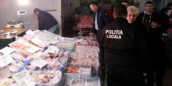 peste o tona de carne de pui fara acte dar si 21 de tone de mere confiscate de politisti