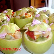salata de fructe in cupe de mere
