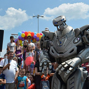 titan the robot a facut show in parcarea ploiesti shopping city