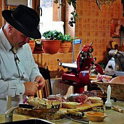 targ de produse traditionale din moldova in curtea madr