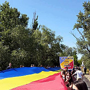 un steag tricolor de 300 de metri a unit romania cu republica moldova la podul peste prut de la sculeni
