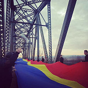 uniti de tricolor steagul romanesc care a unit cele doua maluri ale prutului in ultima zi a anului 2017 video