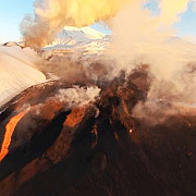 spectacol unic in kamchatka patru vulcani au erupt simultan