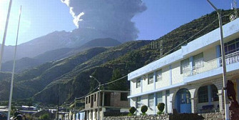vulcanul ubinas a trimis gaze si cenusa la 4000 de metri inaltime
