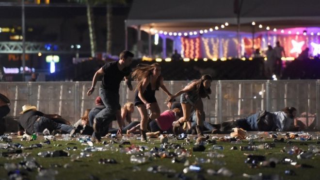 atac armat la las vegas in timpul unui festival de muzica country - cel putin 50 de morti si peste 200 de raniti