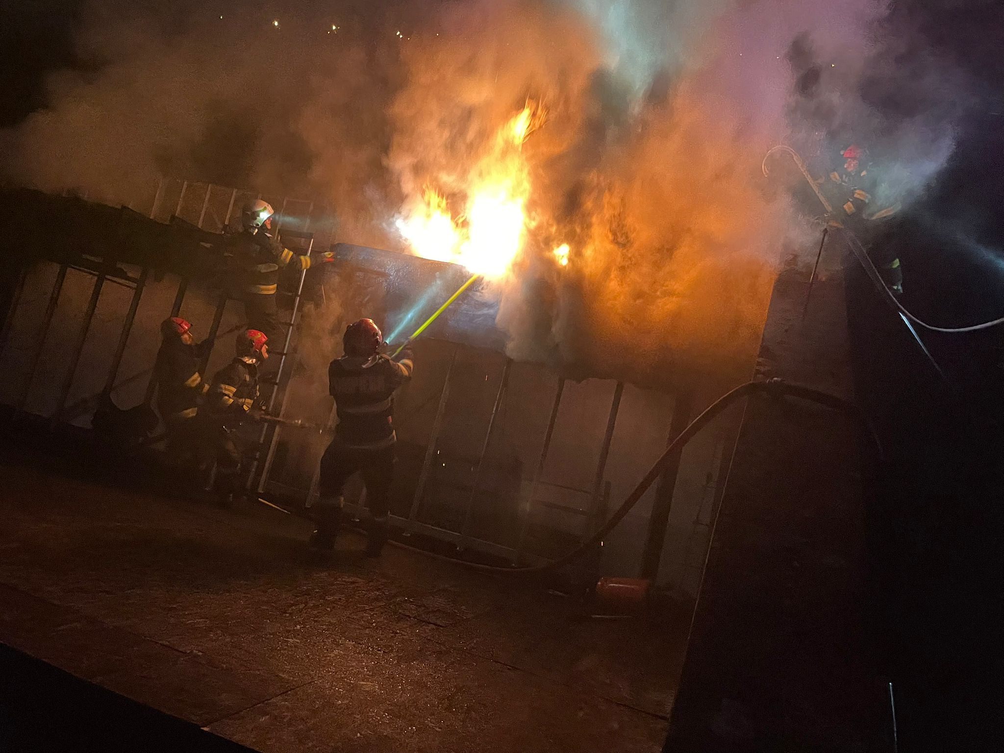 incendiu puternic la fosta fabrica dorobantu