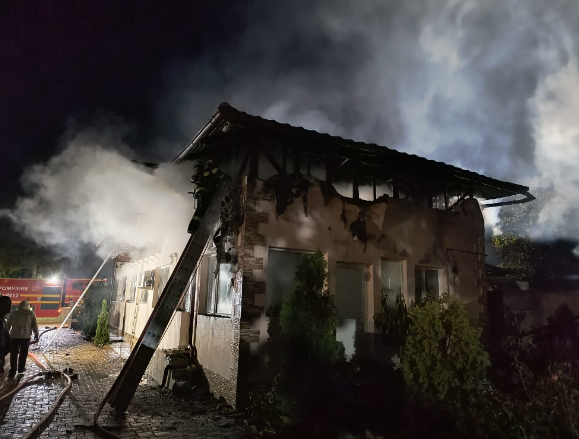 incendiu in aricestii rahtivani doua case distruse o femeie ranita