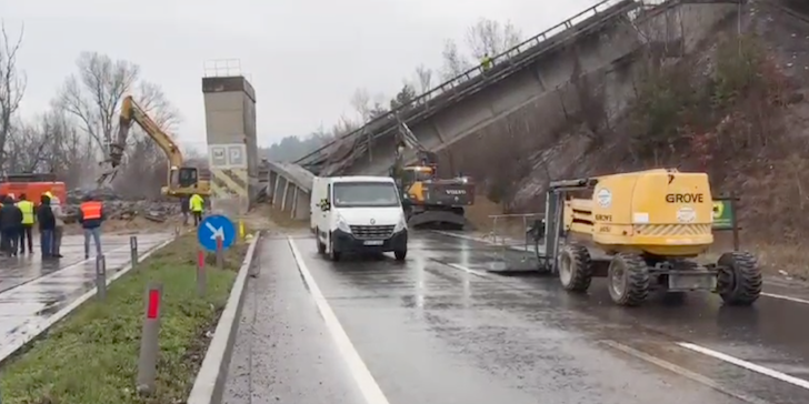 video demolarea podului cf de pe dn1 in plina desfasurare