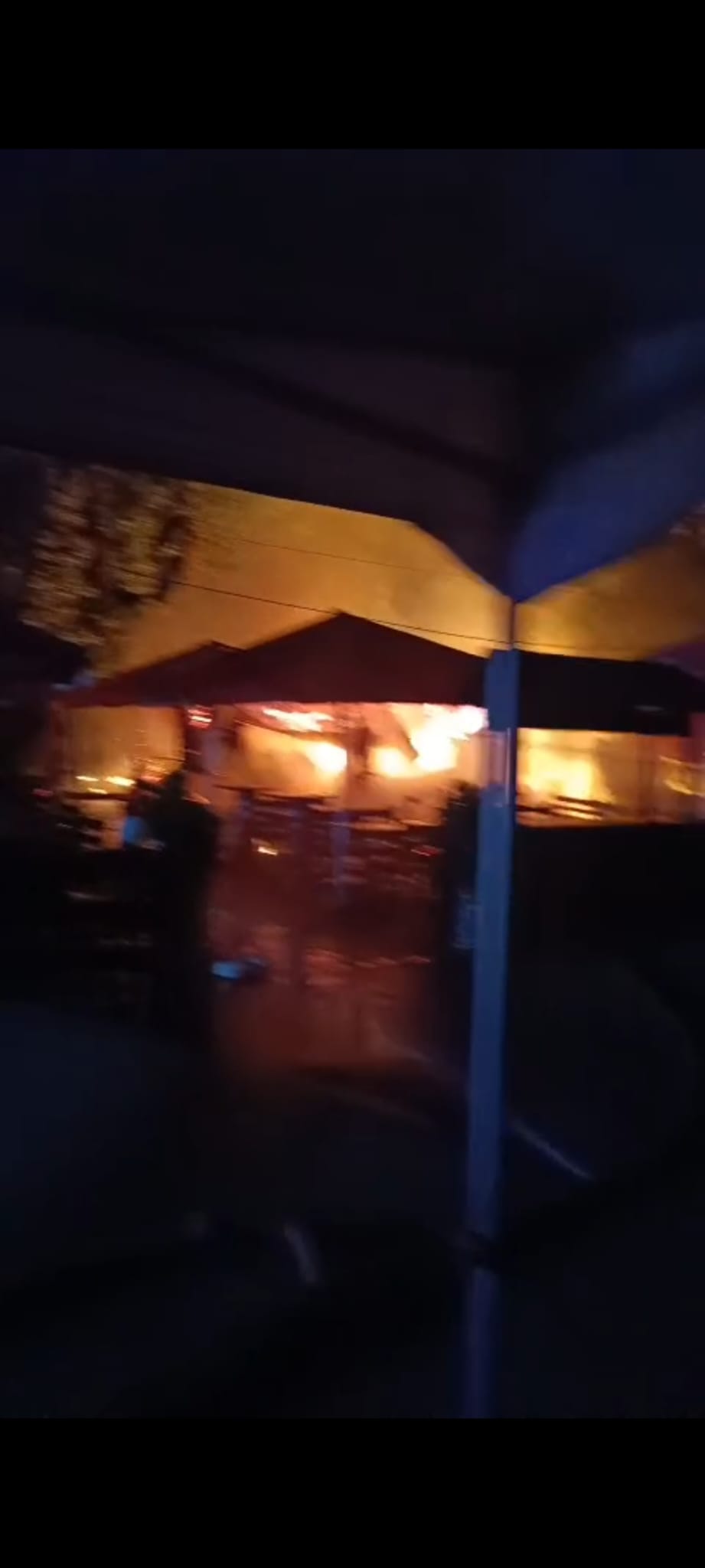 terasa mistuita de flacari in parcul bucov