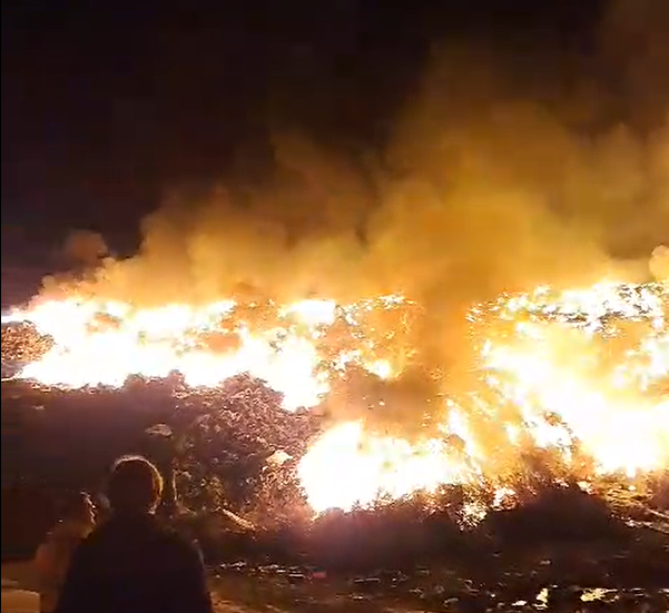 groapa de gunoi cuprinsa de flacari azi-noapte in prahova