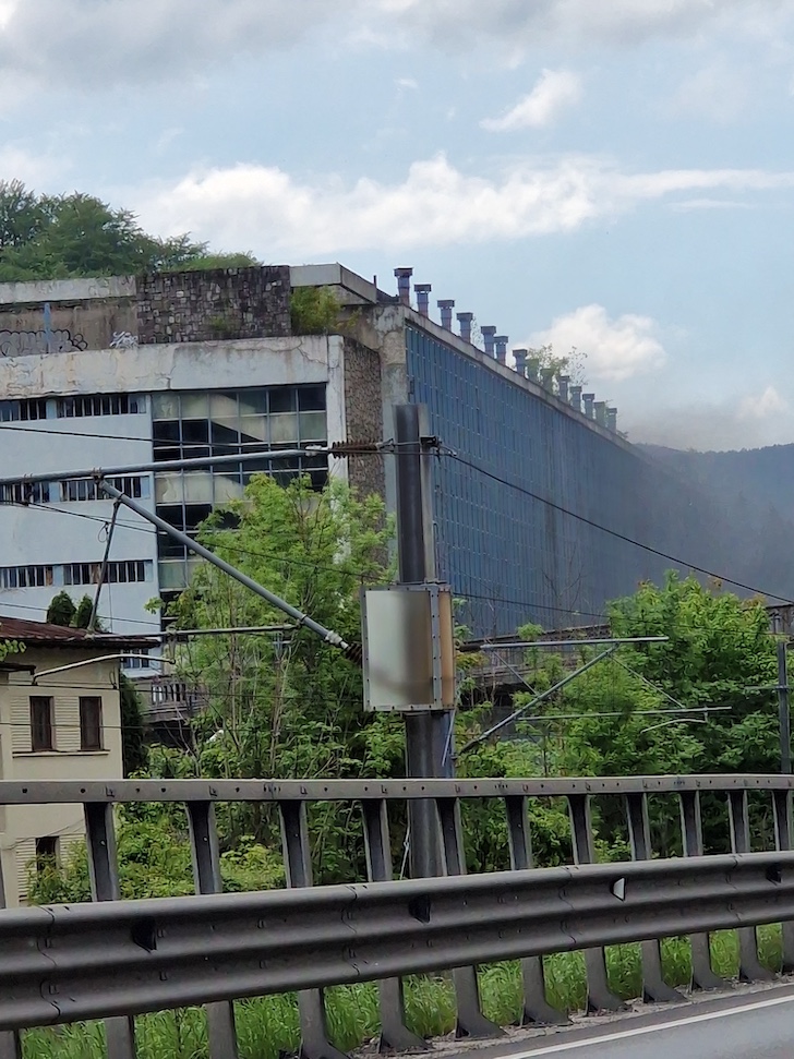foto incendiu la mefin sinaia cabluri dintr-o sectie dezafectata s-au topit degajand mult fum