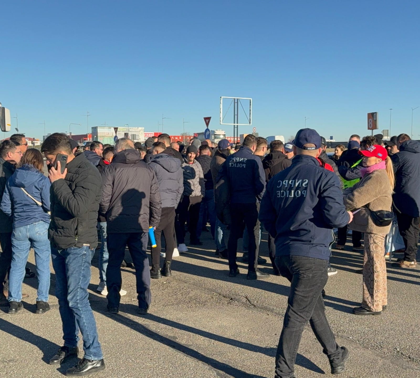 protest amplu al politistilor impotriva taierilor salariale