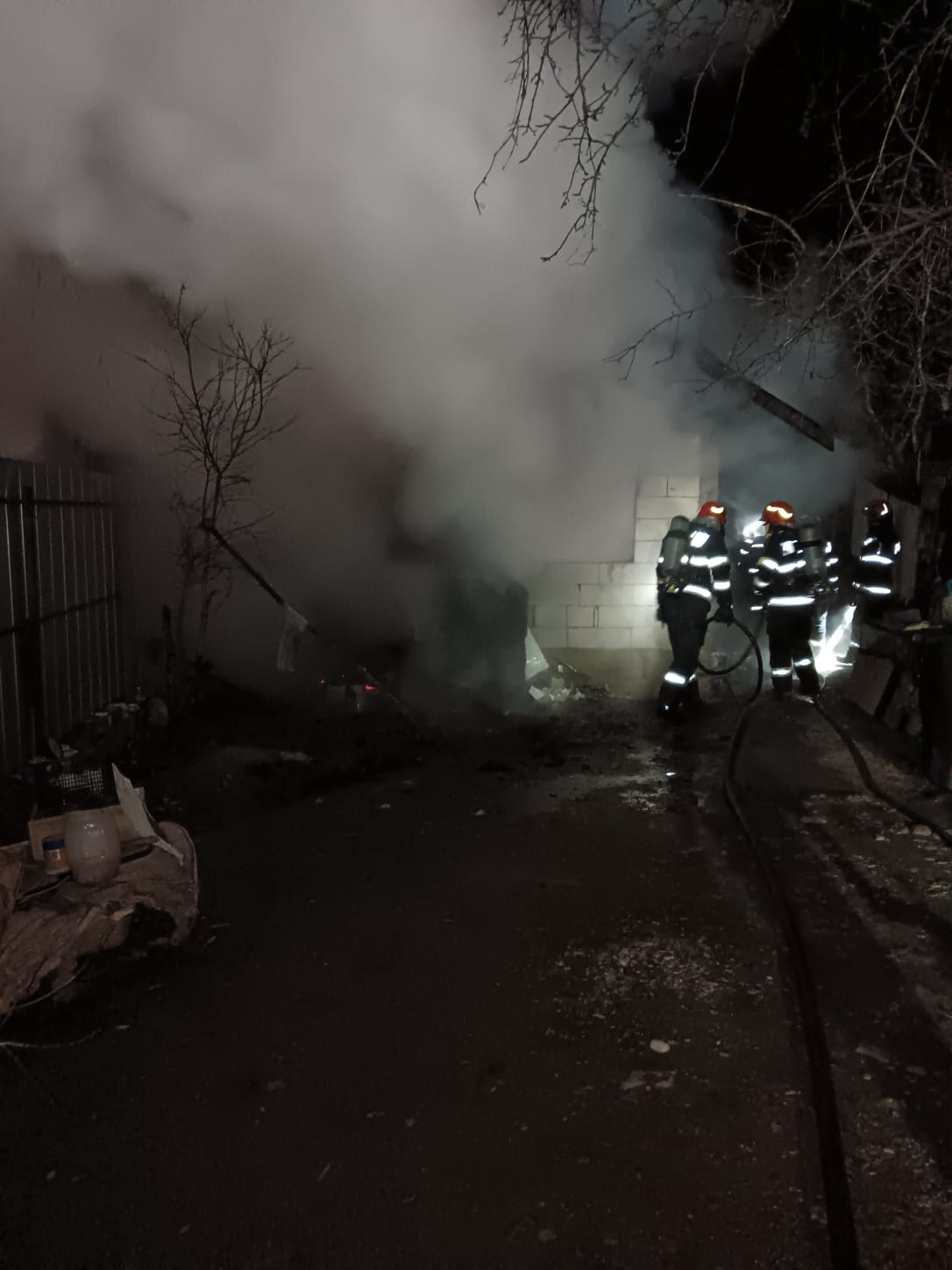 un barbat a ars in propria casa incendiu devastator in prahova