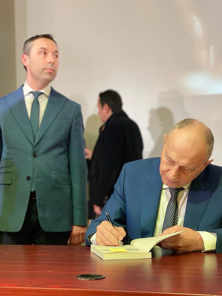 Premieră printre suspecții de corupție: Nu ne eliberați, stăm în arest!