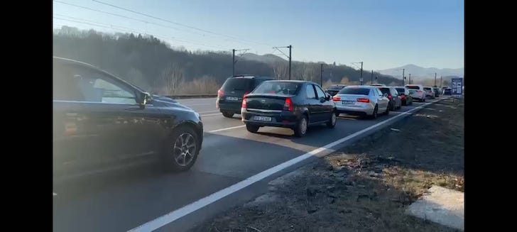 Sătenii români care şi-au construit singuri dispensar şi primărie