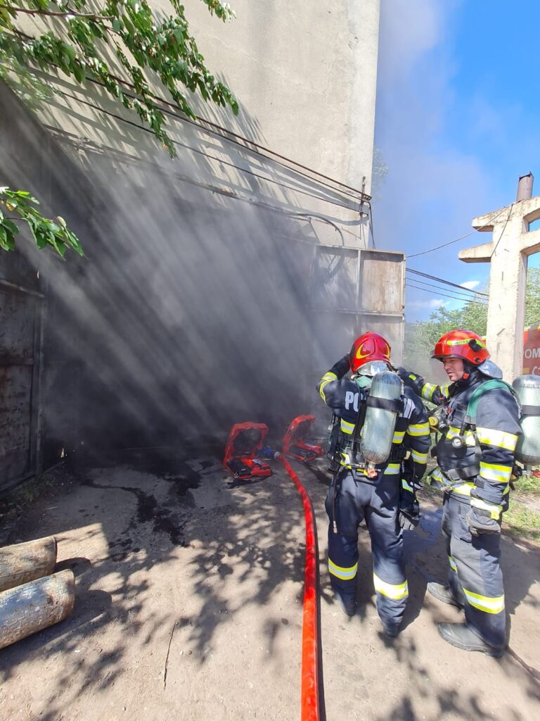 Incendiu suspect la o casă din Brebu. O femeie a fost rănită