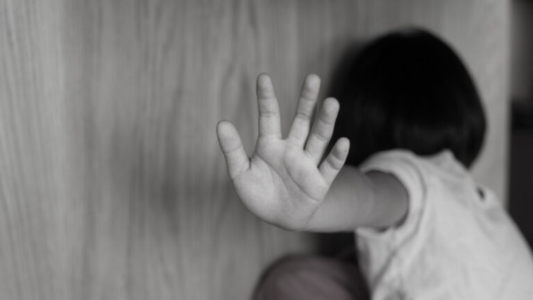 Fetiță de cinci ani, batjocorită de un recidivist care a profitat și de surioara mai mare