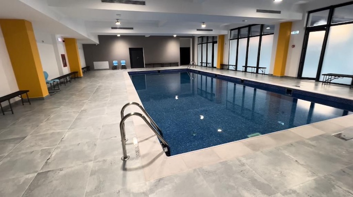 Premierii Victor Ponta și Valeriu Streleț au fost întâmpinați de tineri cu masca lui George Simion