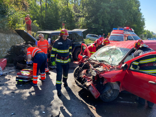Accident rutier cu descarcerare pe DN1 în zona Nistorești. Un bărbat este în stop cardio-respirator
