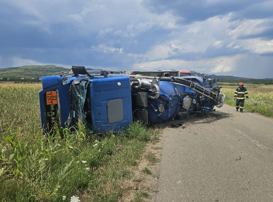 Cisternă încărcată cu petrol,răsturnată în Gornet