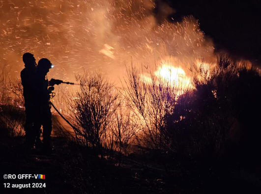 Pompierii români luptă cu incendiile devastatoare din Grecia