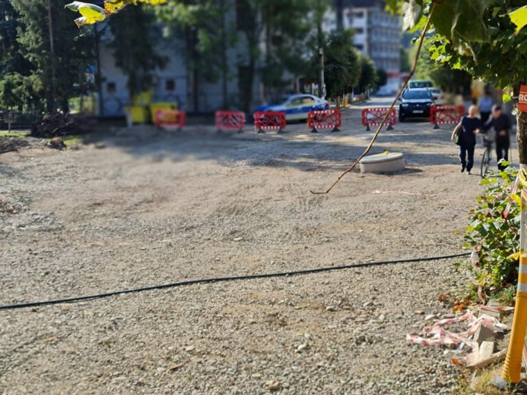 Ședință de urgență pentru rezolvarea problemelor din zona surpată de pe strada 23 August, Slănic