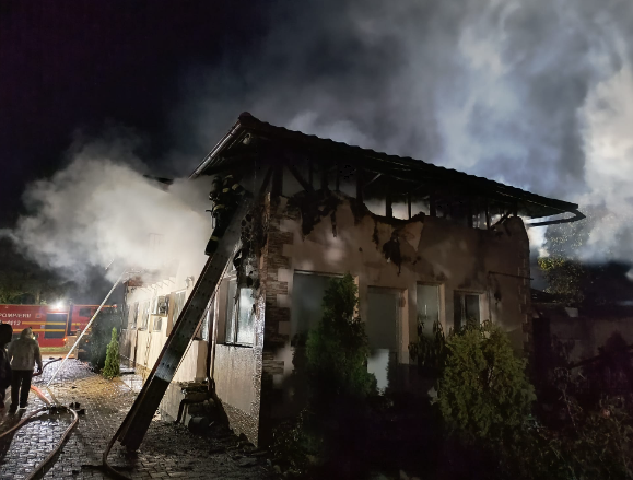 Incendiu în Ariceștii Rahtivani. Două case distruse, o femeie rănită