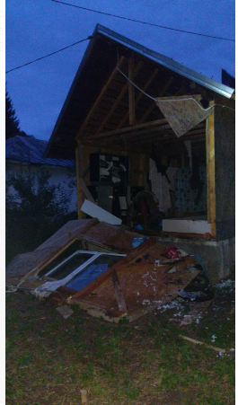 Explozie de butelie la Provița de Jos. Două persoane rănite