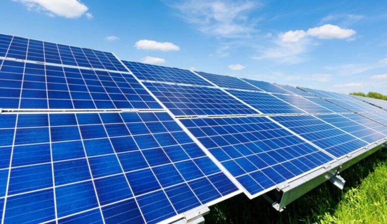 Ploieștiul trece pe energie solară. Panouri fotovoltaice pentru un oraș mai ieftin și mai curat