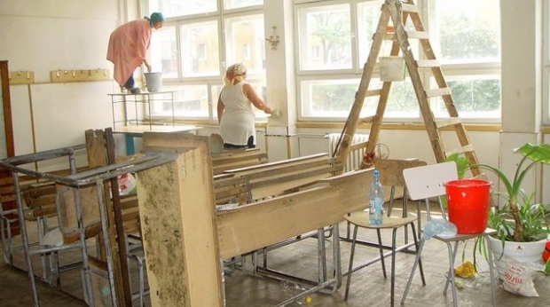 Noul an școlar începe pentru unii elevi în spații improvizate