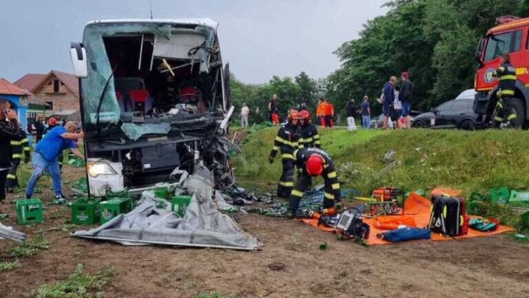 Coliziune între două autocare, într-o stațiune montană din Prahova
