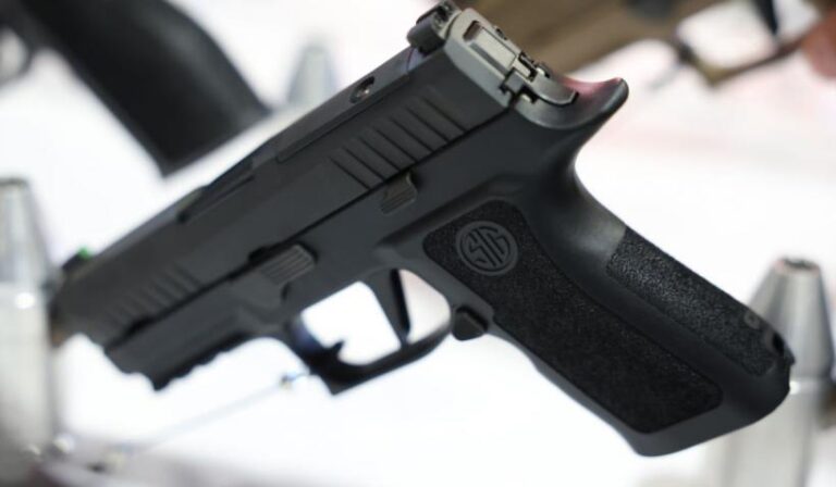 Doi tineri reținuți după ce au rănit un adolescent cu un pistol Airsoft într-un parc din Ploiești