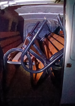 Bărbat prins furând bănci de grădină în Ciorani