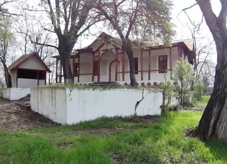 Locul fantomă din Prahova care pe vremuri era o adevărată bijuterie, datează din 1825
